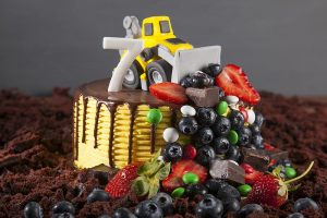 Торт для ребенка с трактором и ягодами